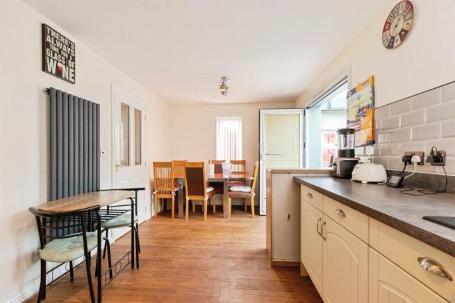 4 bed Detached for sale Image 6