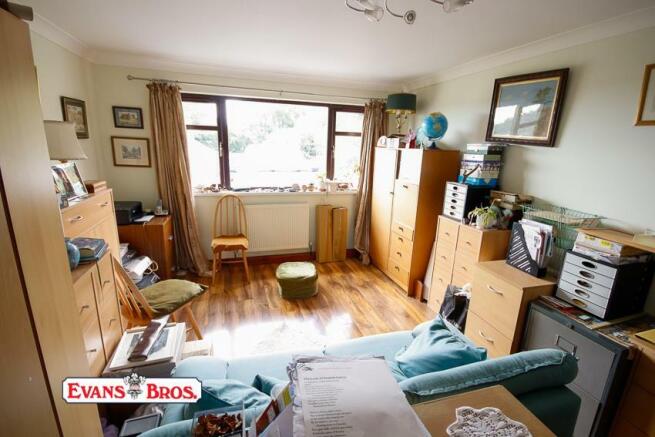 DOUBLE BEDROOM 3 / READING ROOM