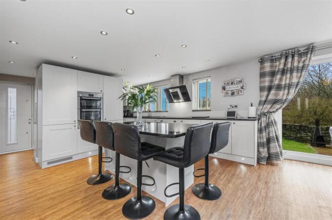 5 bed Detached for sale Image 9