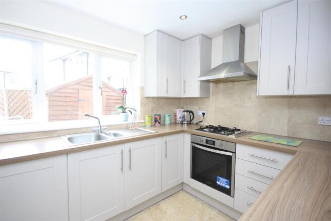 MODERN FITTED KITCHEN
