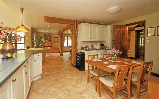 KITCHEN/BREAKFAST ROOM