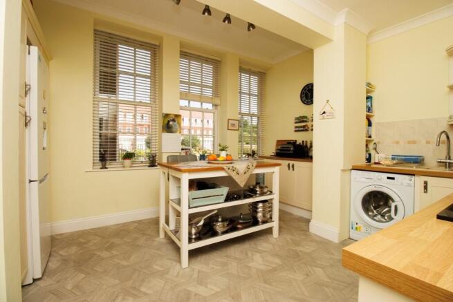 3 bed Ground Flat for sale Image 7