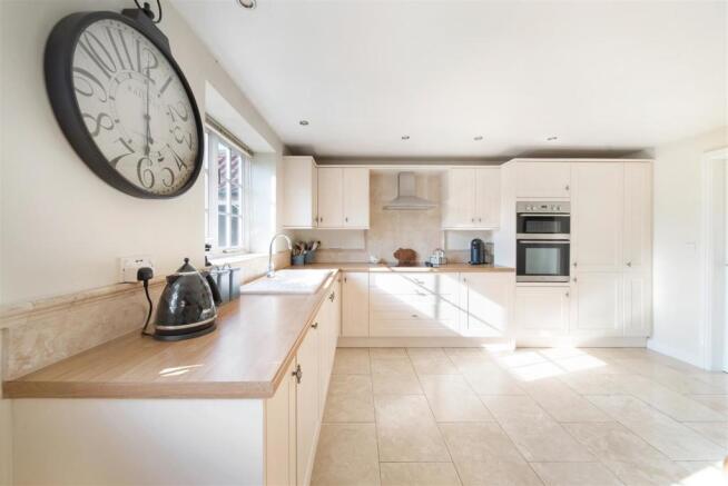 KITCHEN/DINING ROOM