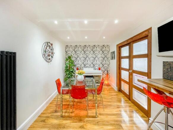 6 bed Detached for sale Image 9