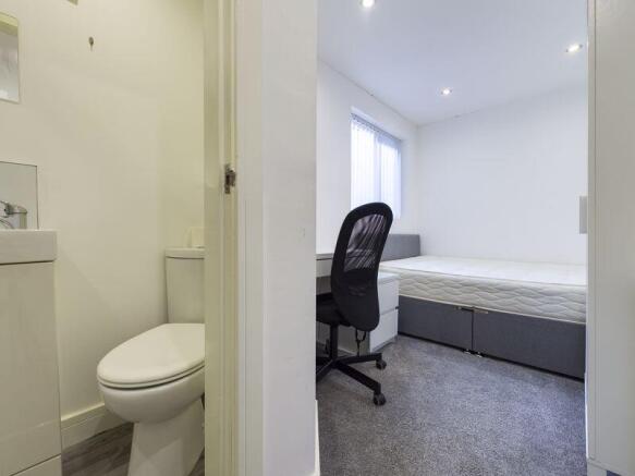 4 bed Town House to rent Image 7