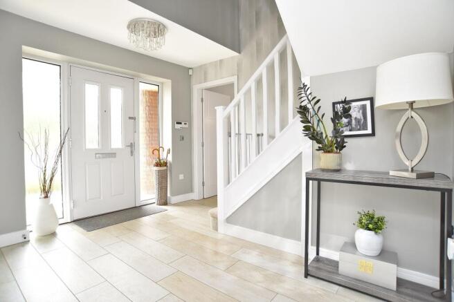 5 bed Detached for sale Image 9