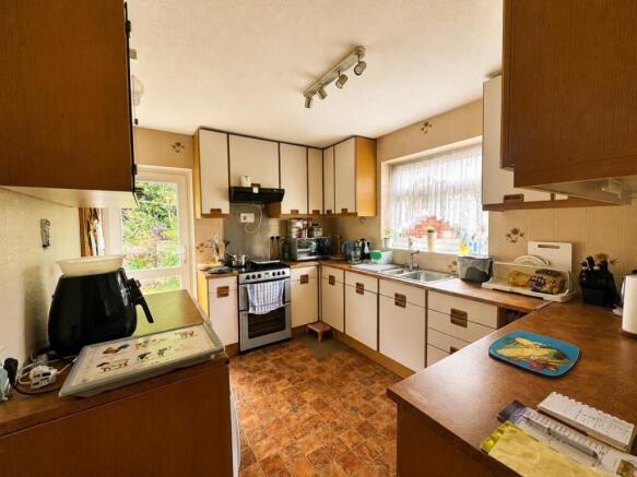 8 orchard leaze - kitchen.jpeg