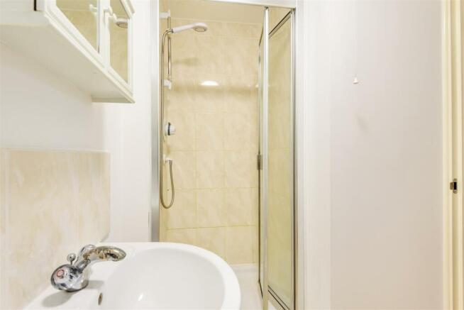 MASTER EN-SUITE