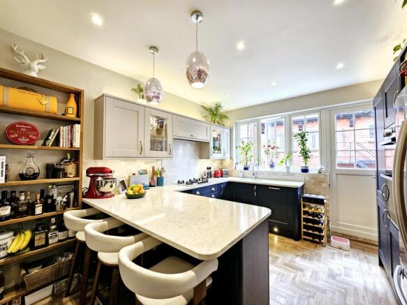 2 bed Flat for sale Image 12
