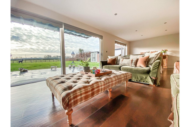 Lounge/Dining Room