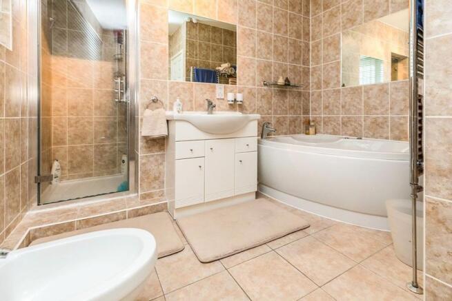 Family Bathroom / WC