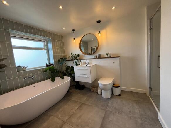 4 bed House to rent Image 11