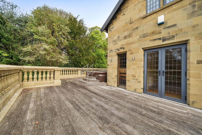 6 bed Detached for sale Image 4