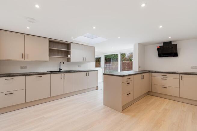 A12 - 156 North Boundary Road Brixham - 260206