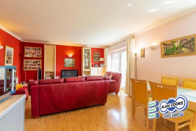 OPEN PLAN LOUNGE & KITCHEN