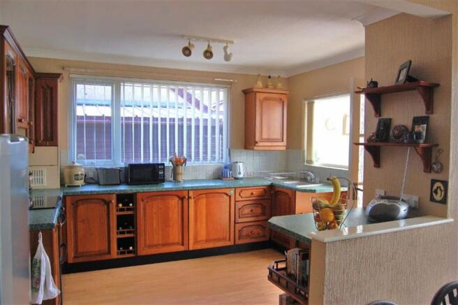 KITCHEN/DINING