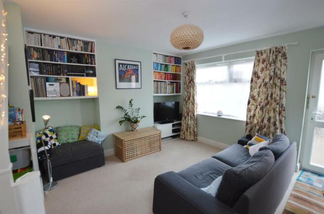 5 Willowdene Close living room.jpg