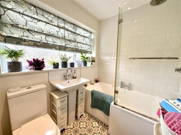 FAMILY BATHROOM