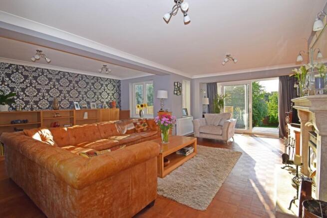 8 Hanbury Road, lounge 2.jpg