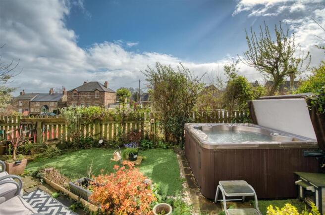 Hot tub and garden.jpg