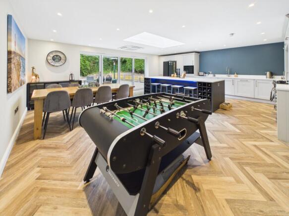 5 bed Detached for sale Image 10