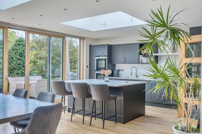 Randalls Road, Leatherhead, KT22 photo 4