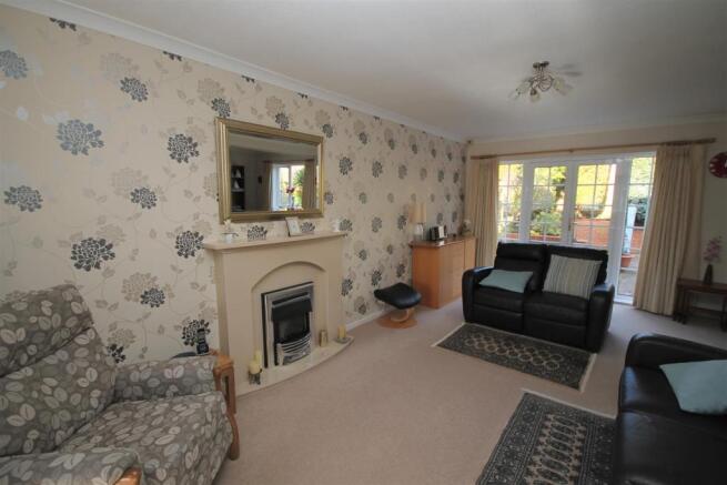 LOUNGE/DINING ROOM