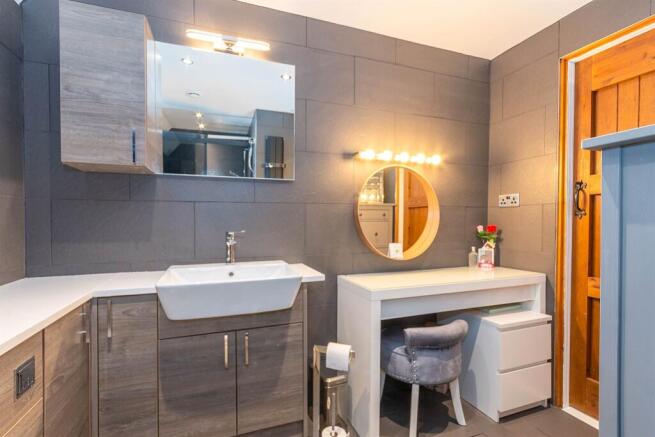 Ensuite / Dressing Area