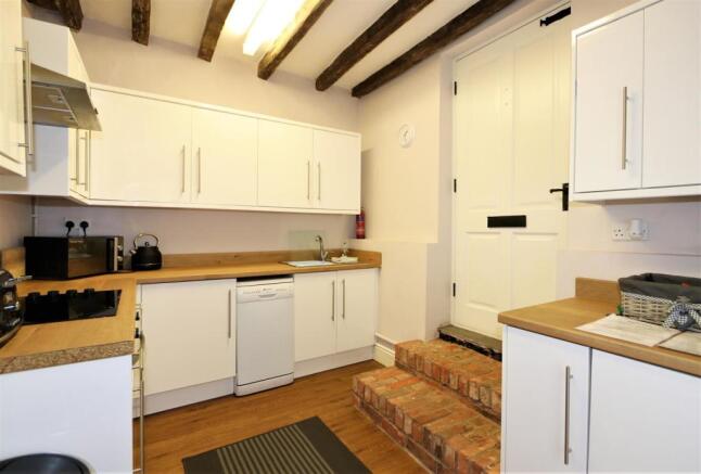 FITTED KITCHEN