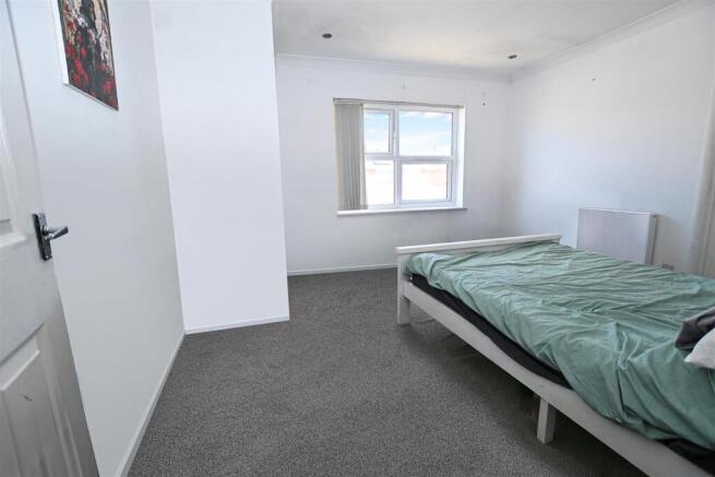 No Chain KEYS HELD - The Ashleighs, Sanders Road, Canvey Island photo 4