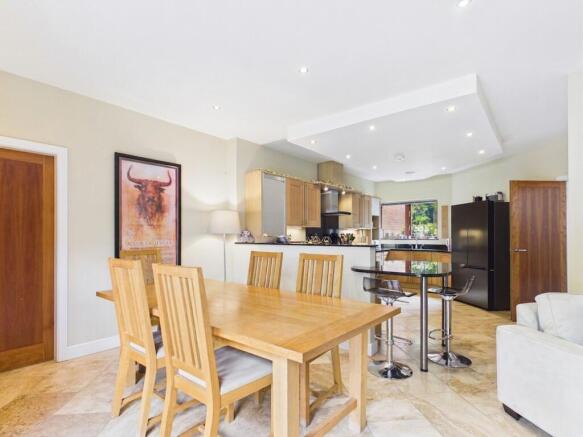 6 bed Detached for sale Image 7