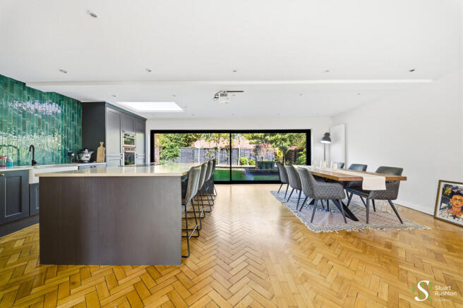 72 Grove Park, Kn...