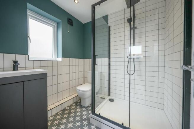 EN SUITE SHOWER ROOM/WC
