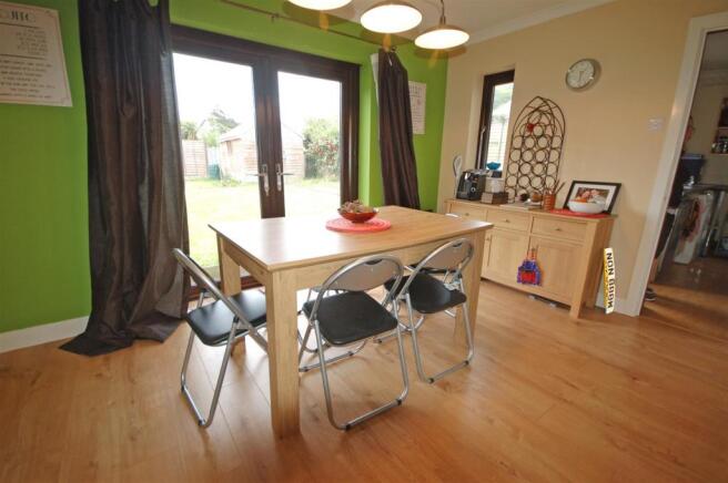 KITCHEN/DINING ROOM