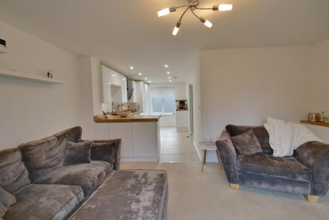 KITCHEN/LIVING ROOM