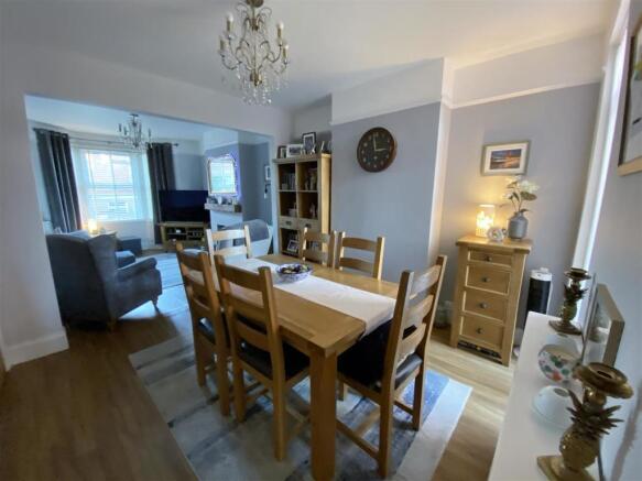 Living/Dining Room:
