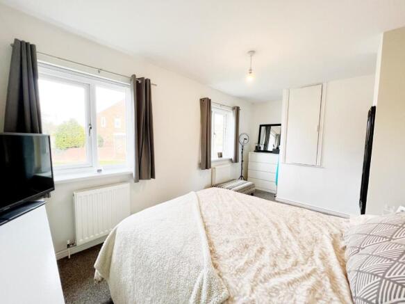Bedroom 1 pic 3.jpg
