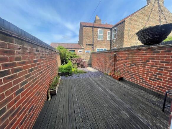 2 bed Terraced to rent Image 8