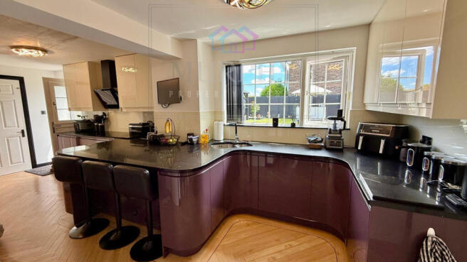 4 bed Semi-Detached for sale Image 10