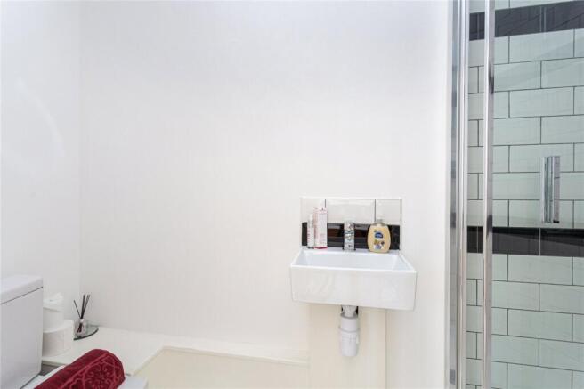 5 bed Detached for sale Image 11