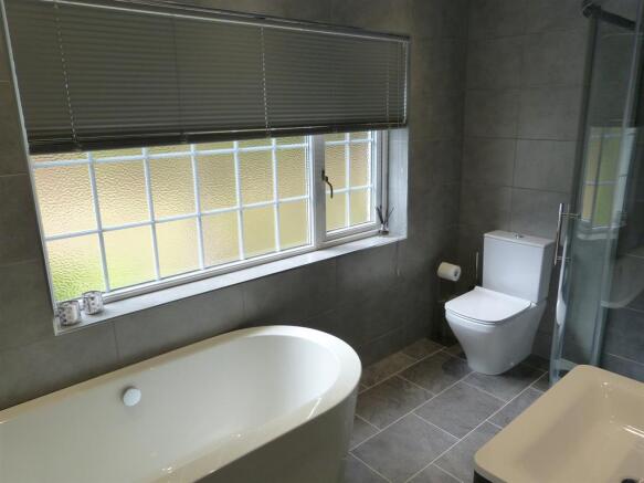 EN-SUITE BATRHOOM