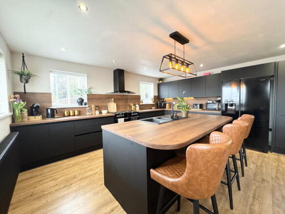 4 bed Detached for sale Image 6