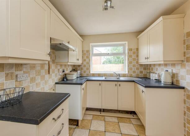 10 Lime Tree Gardens-kitchen.jpg