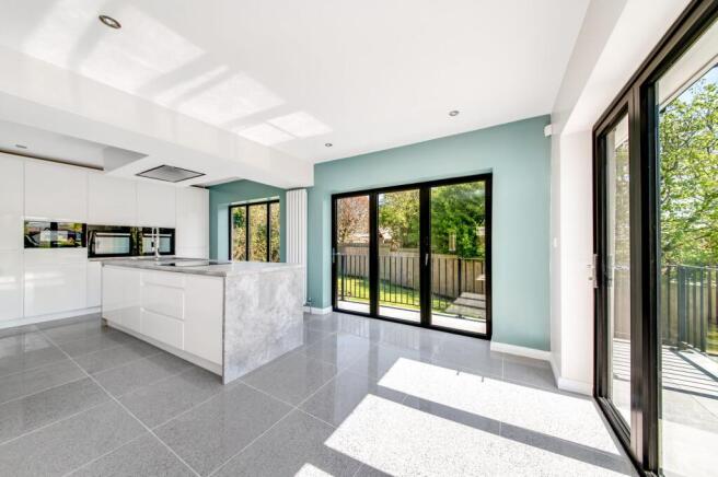 4 bed House for sale Image 6