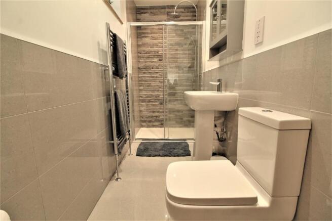 EN-SUITE SHOWER ROOM