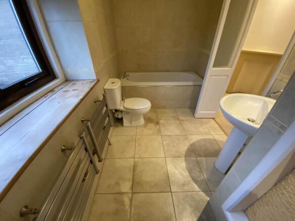 EN-SUITE BATHROOM