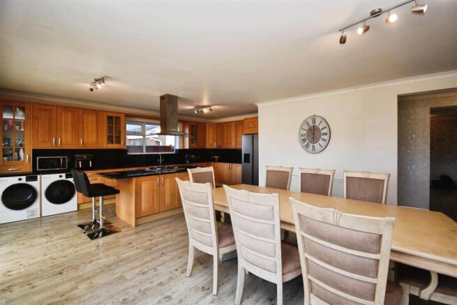 5 bed Detached Bungalow for sale Image 10