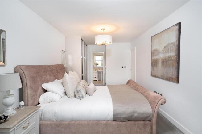5 bed Detached for sale Image 6