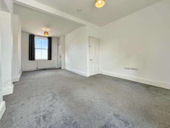 3 bed Terraced to rent Image 4