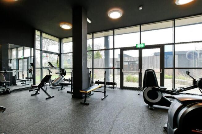 4 bed Apartment to rent Image 9